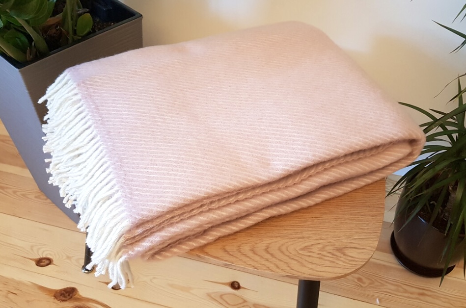 Koc_100%_welna_nowozelandzka_500g_150x200_diagonalny_jasny_roz