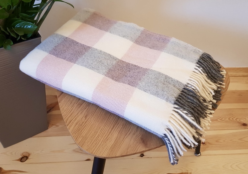 Koc_100%_welna_nowozelandzka_150x200_wzor_szachownica_roz-szary