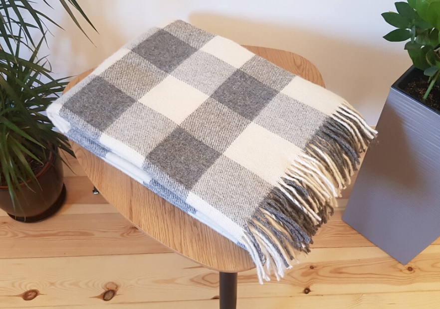 Koc_100%_welna_nowozelandzka_150x200_wzor_szachownica_szara