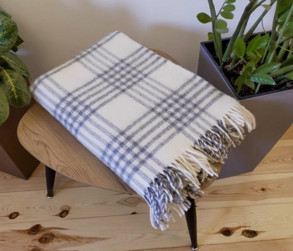 Koc_100%_welna_nowozelandzka_150x200_wzor_krata_III_bialo-szary