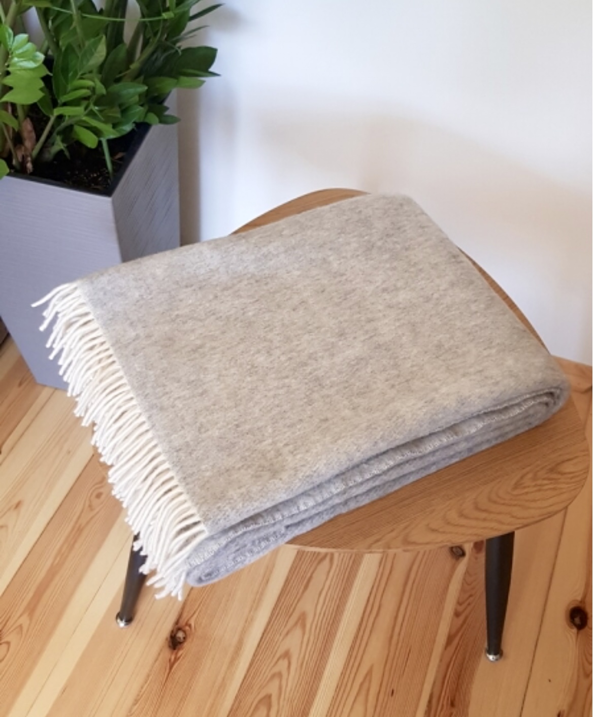 Koc_z_welny_jagniecej_gladki_jednobarwny_jasno_szary_150x200cm_600g