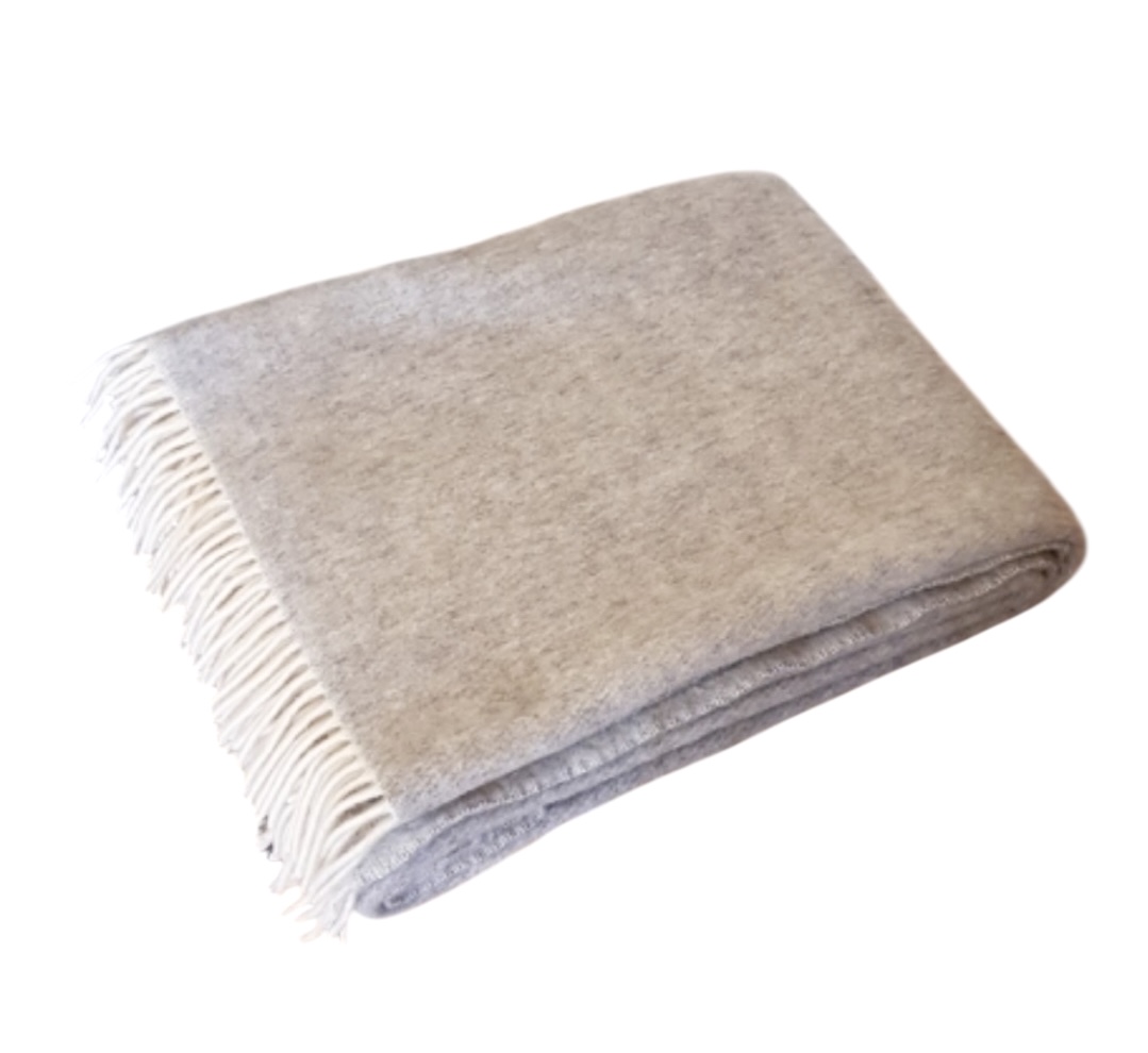 Koc_z_welny_jagniecej_gladki_jednobarwny_jasno_szary_150x200cm_600g