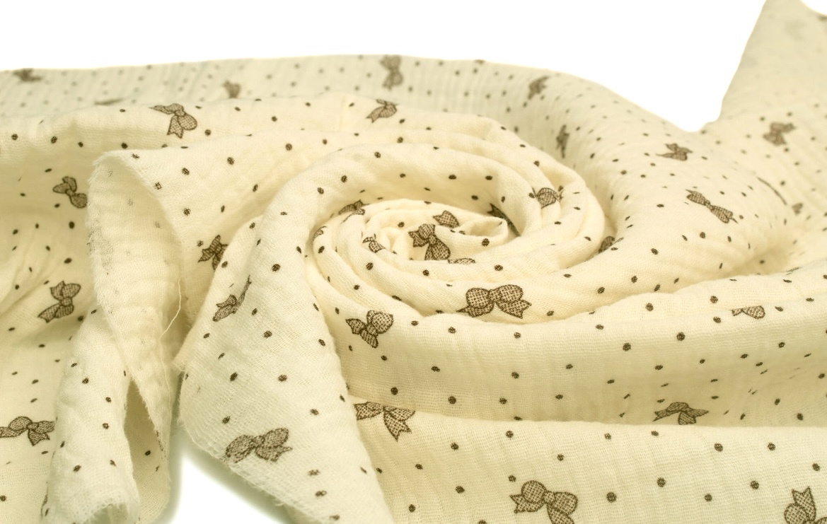 Otulacz_muslinowy_pieluszka_100%_bawelny_ecru_wzor_Kokardki_100x120cm