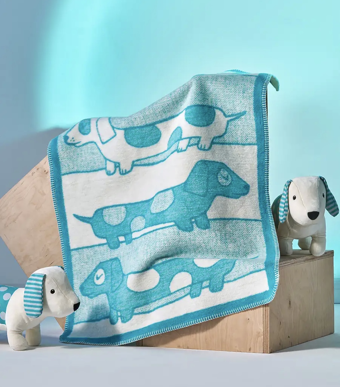 Koc_bawelniany_Little_Clouds_wzor_jamniczki_niebieski_75x100