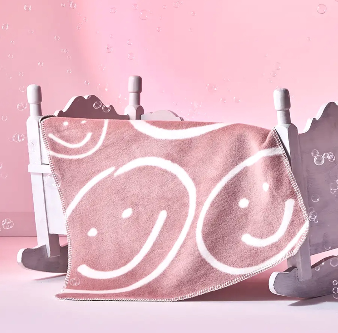 Koc_bawelniany_Little_Clouds_wzor_Buzki_brudny_roz_75x100Cm