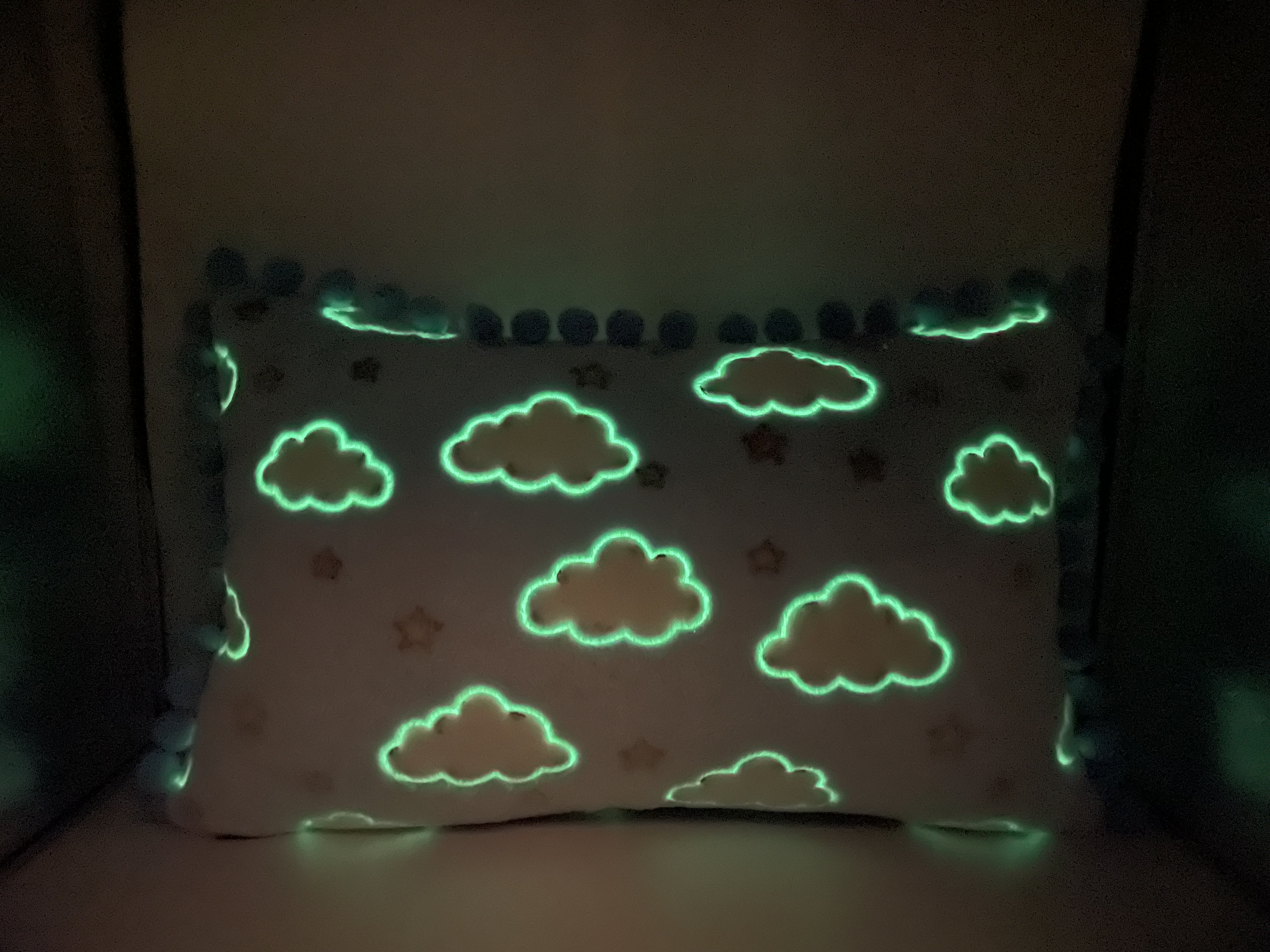 Poduszka_plusz_Chmurki_swiecaca_w_ciemnosci_33x50