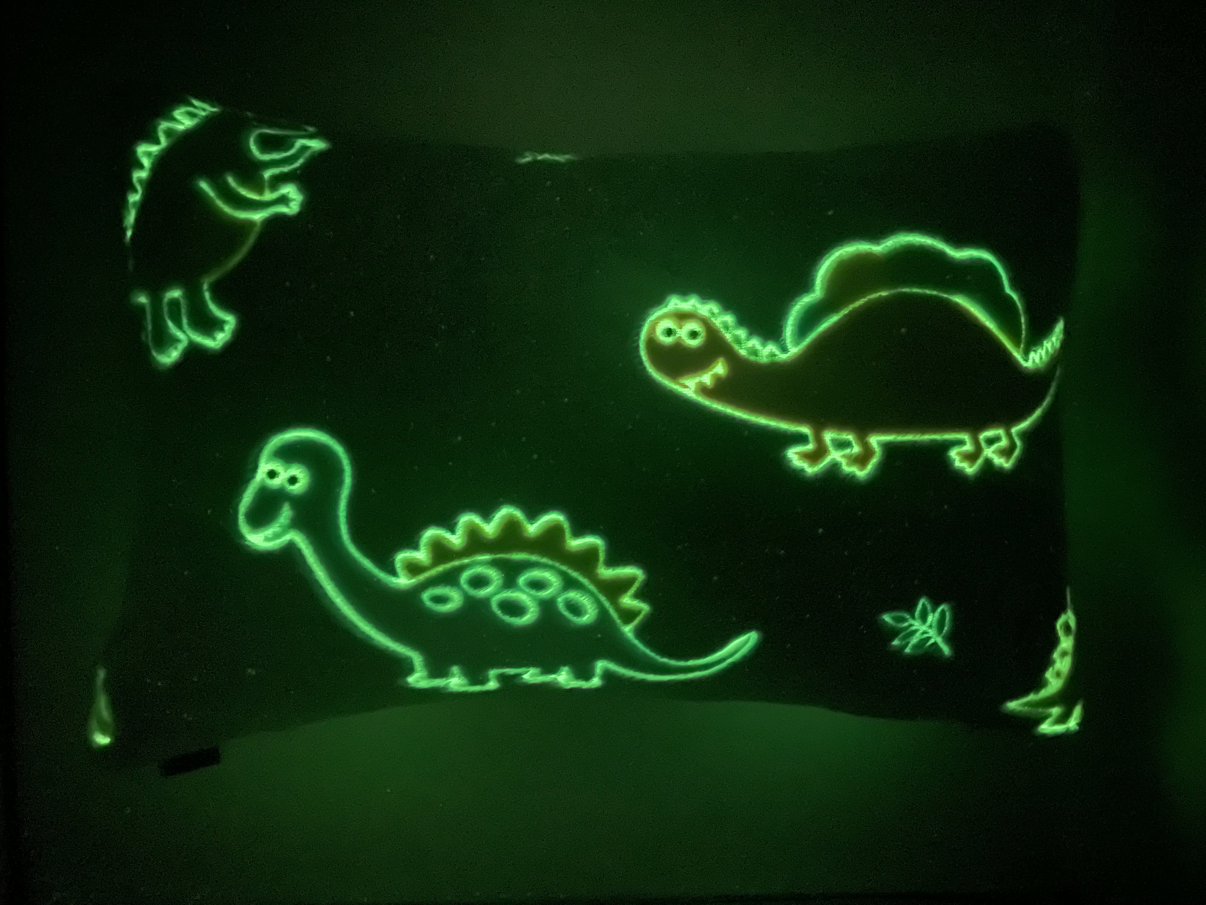 Poduszka_plusz_Dinozaury_swieci_w_ciemnosci_33x50