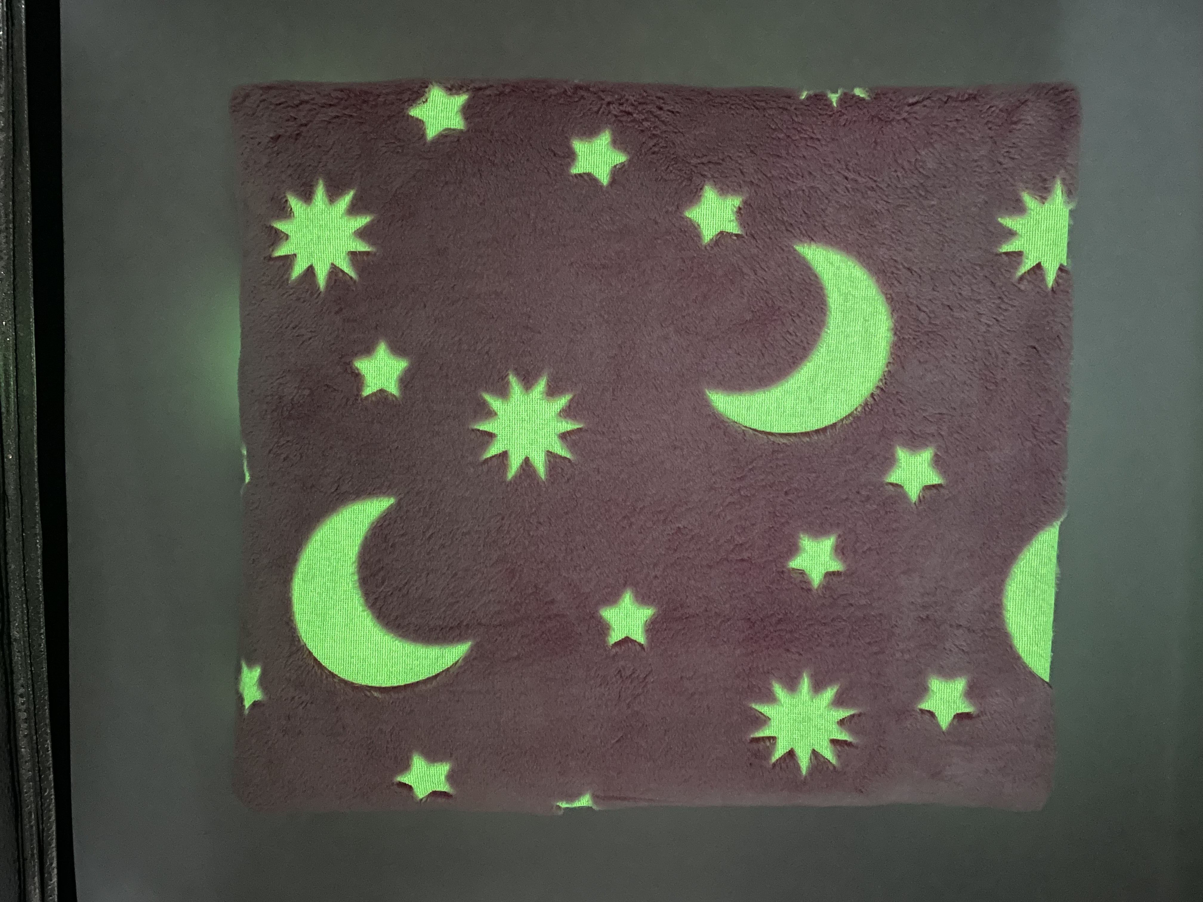 Komplet_Kocyk_Poduszka_Ksiezyc_swiecacy_w_ciemnosci