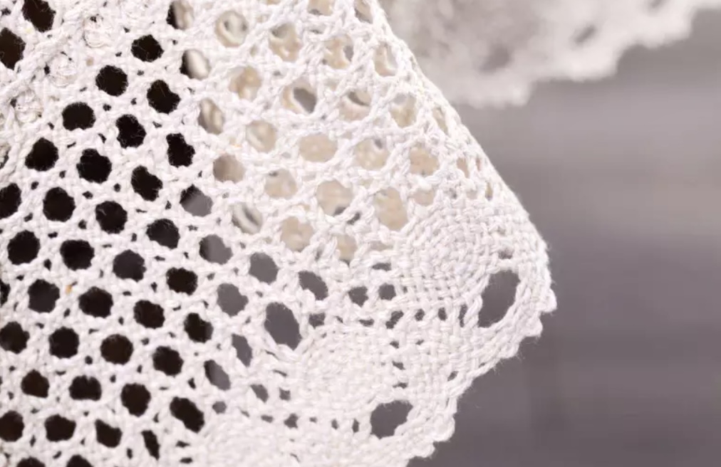 Obrus_szydelkowy_bawelniany_ecru_110x160_prostokatny