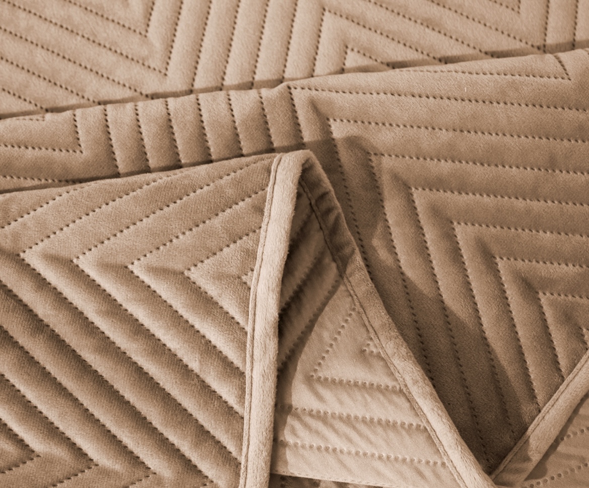 Narzuta_na_lozko_sofe_pikowana_170x210cm_velvet_ciemny_bezowy