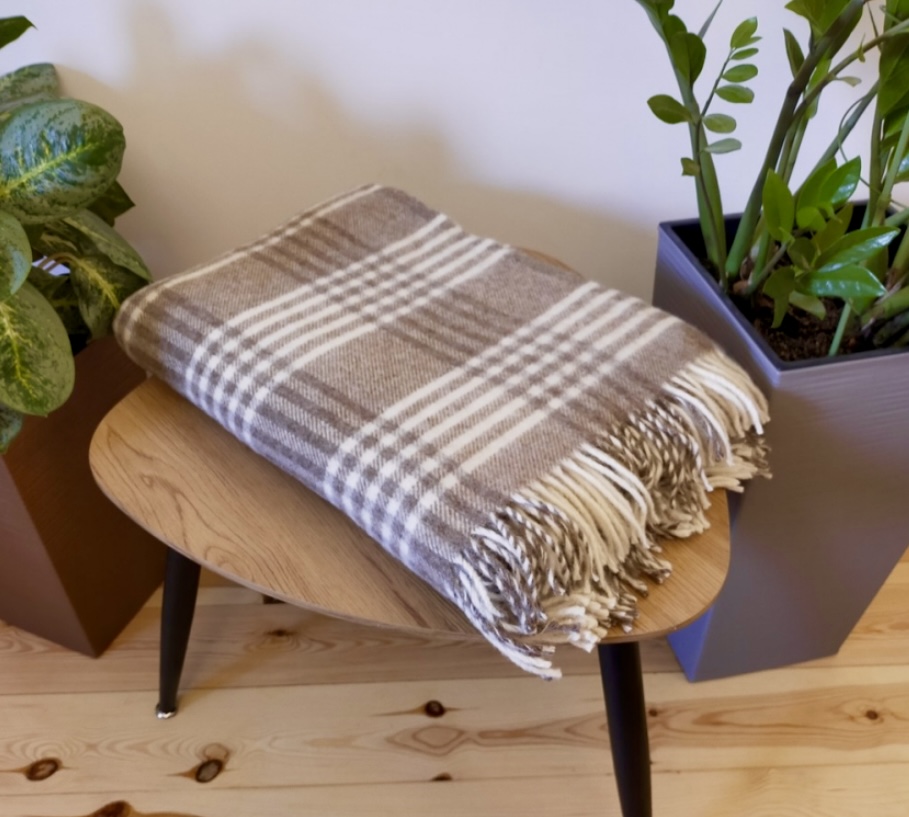 Koc_100%_welna_nowozelandzka_150x200_wzor_krata_III_bezowa