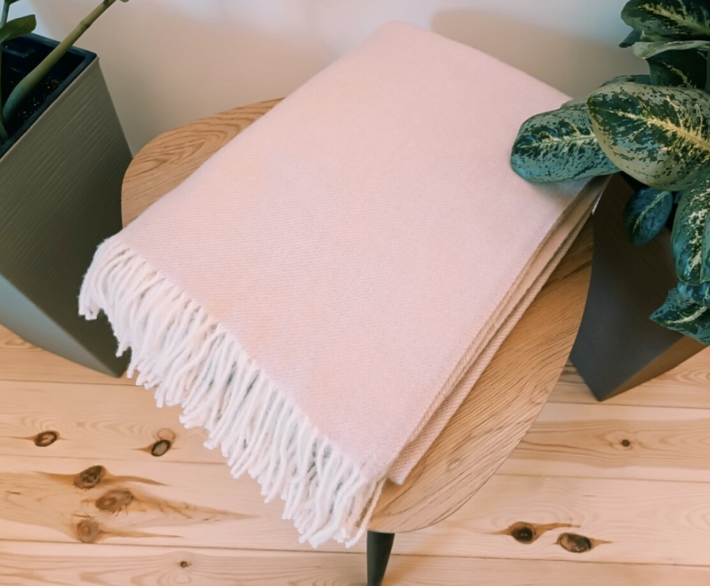 Koc_100%_welna_nowozelandzka_150x200_gladki_jasny_roz