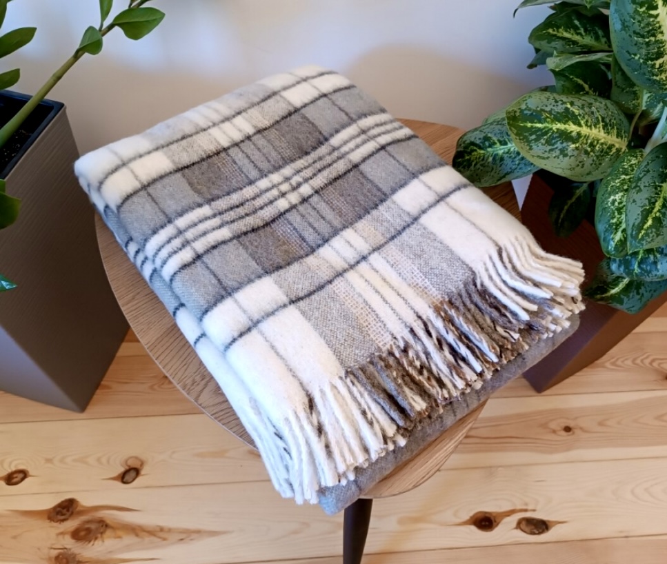 Koc_100%_welna_150x200_krata_bialo-kamelowo-szary