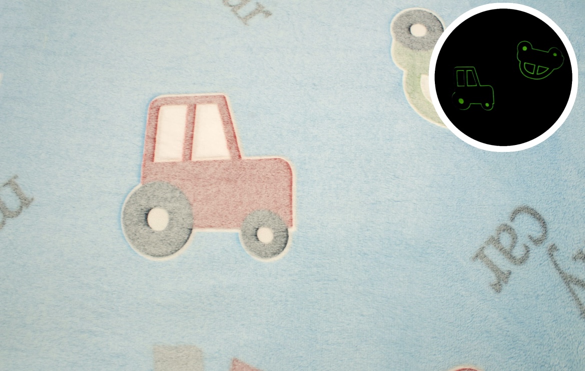 Kocyk_plusz_Autka_blekitny_swiecacy_w_ciemnosci