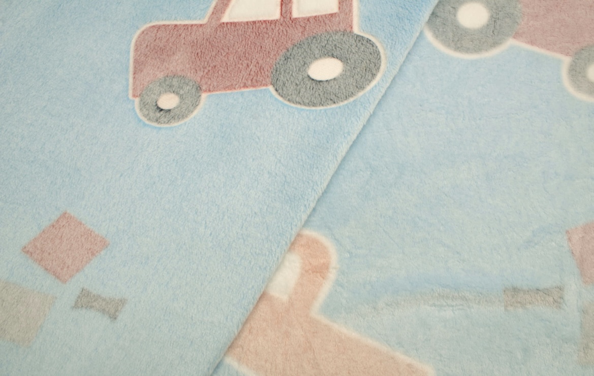 Kocyk_plusz_Autka_blekitny_swiecacy_w_ciemnosci