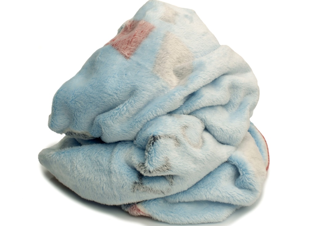 Kocyk_plusz_Autka_blekitny_swiecacy_w_ciemnosci