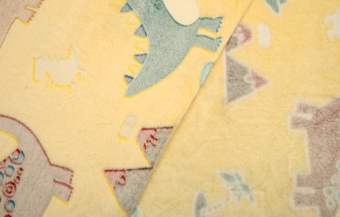 Kocyk_plusz_Dinozaury_zolty_swiecacy_w_ciemnosci_