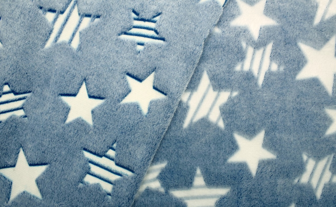 Kocyk_wzor_Gwiazdy_niebieski_swiecacy_w_ciemnosci