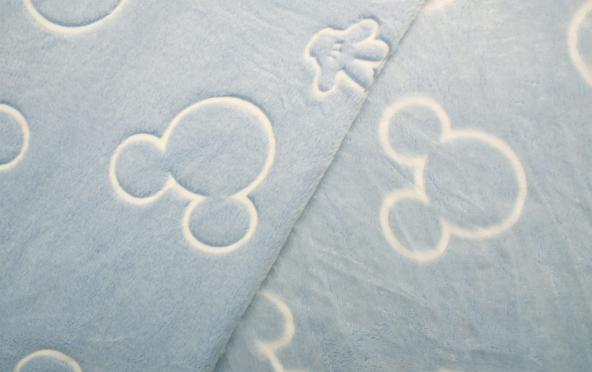 Kocyk_plusz_Myszki_blekitny_swiecacy_w_ciemnosci