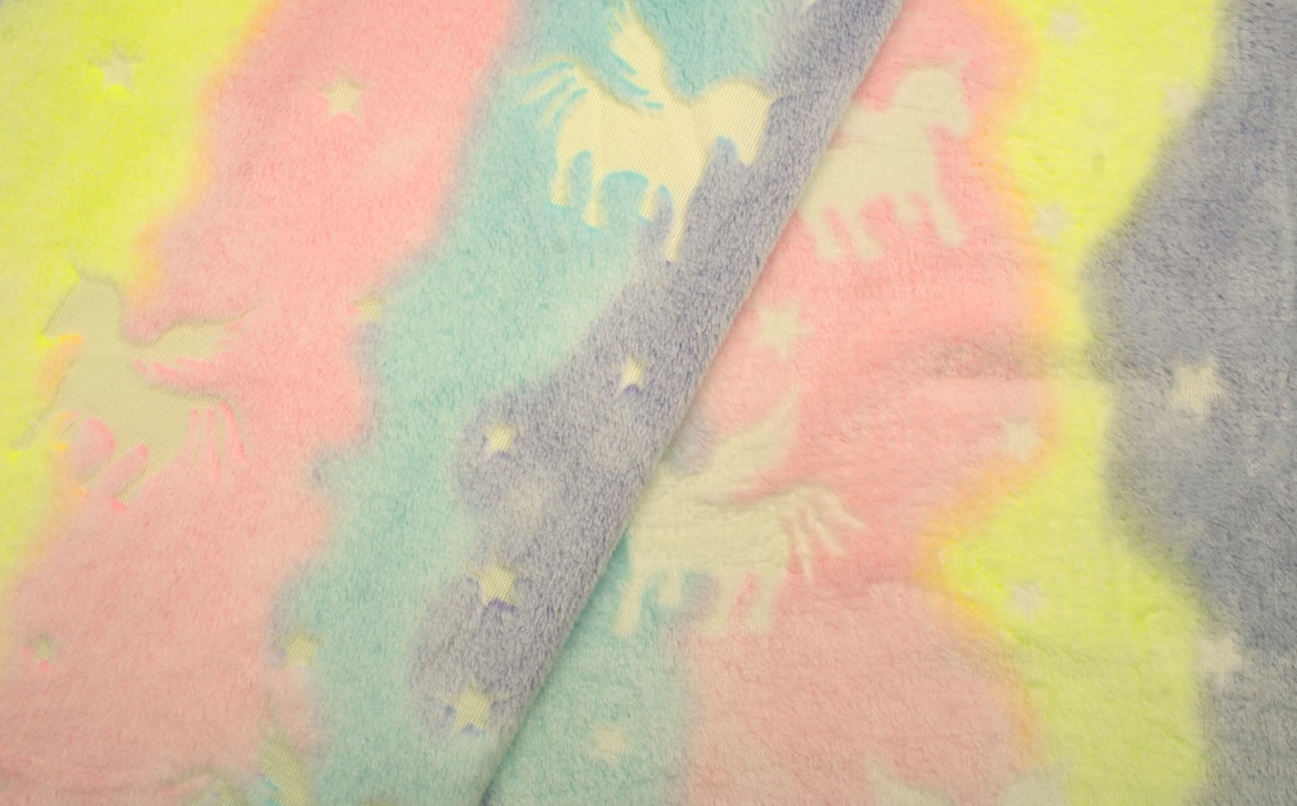 Kocyk_plusz_Pegaz_neon_swiecacy_w_ciemnosci