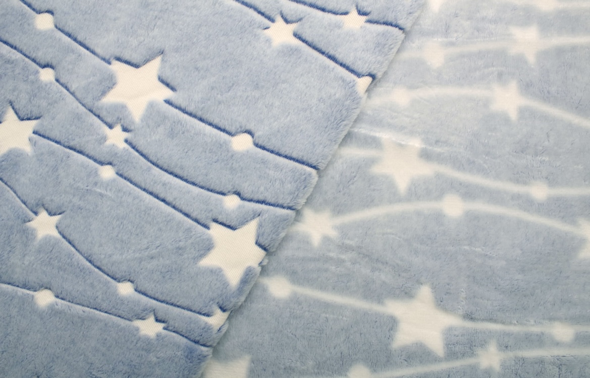 Kocyk_plusz_Gwiezdna_Kurtyna_niebieski_swiecacy_w_ciemnosci