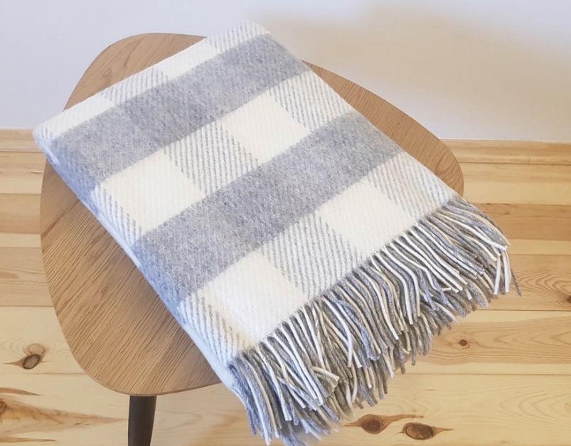 Koc_z_welny_jagniecej_szachownica_szara_diagonal_150x200cm_600g