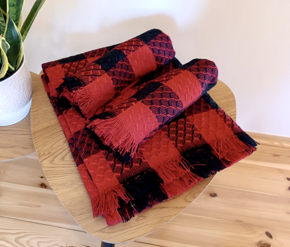 Narzuta_na_kanape_+_2_fotelowki_tkane_wzor_pepitka_krata_czerwono-czarna