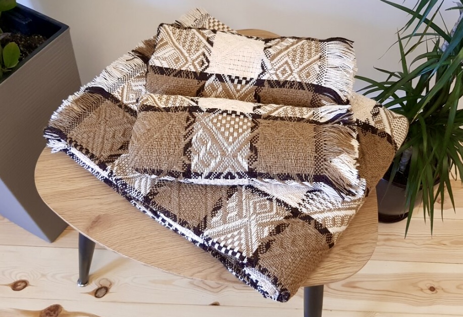 Narzuta_na_kanape_+_2_fotelowki_tkane_wzor_romby_krata_kamelowy-morelkowa