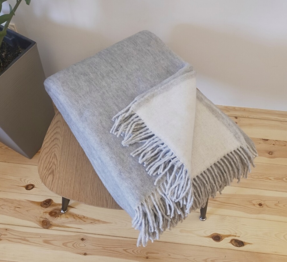 Koc_z_welny_jagniecej_gladki_jednobarwny_dwustronny_szary_150x200cm_600g