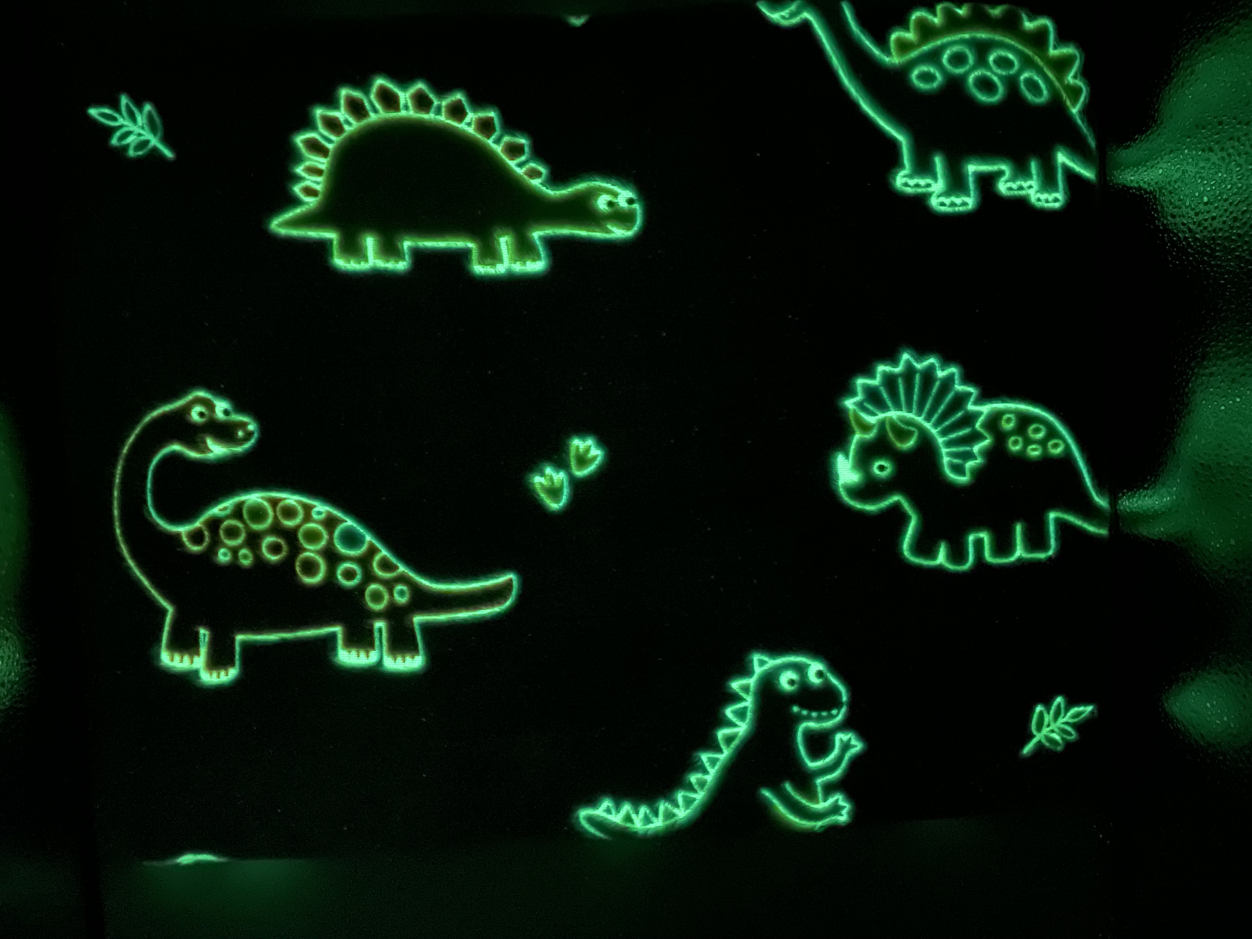 Kocyk_plusz_Dinozaury_kolorowe_swiecacy_w_ciemnosci